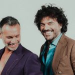 Renga e Nek con sfondo verde chiaro