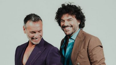 Renga e Nek con sfondo verde chiaro