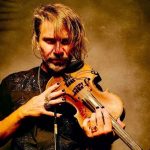 Rodrigo D'Erasmo con un violino