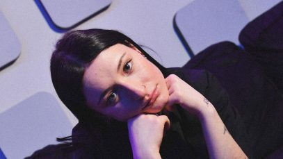 Sally Cruz in posa su un divano