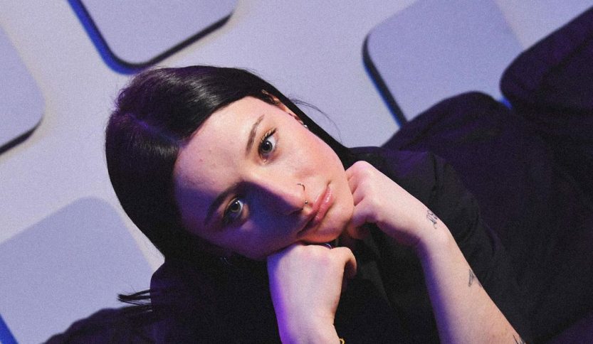 Sally Cruz in posa su un divano