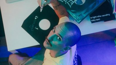 Venerus con una scrivania