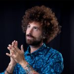 Foto di Gio Evan che si sfrega le mani