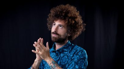 Foto di Gio Evan che si sfrega le mani