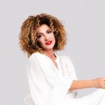 Marcella Bella con parete grigia