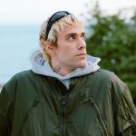 Foto Mr rain con mare di sfondo