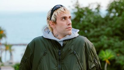 Foto Mr rain con mare di sfondo