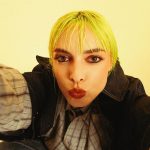 Claudym mentre si fa un selfie