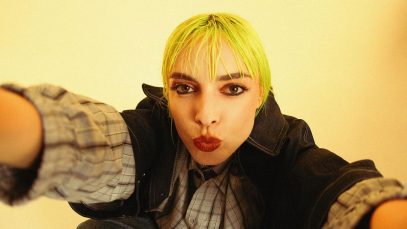 Claudym mentre si fa un selfie