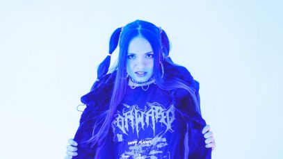 Etta in una foto per il singolo "Pornostar"