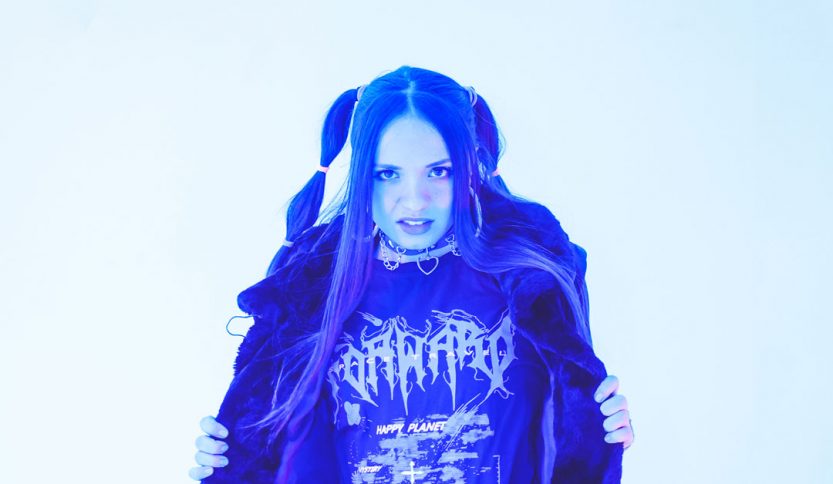 Etta in una foto per il singolo "Pornostar"