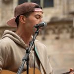 Federico Baroni durante il live in Piazza del Duomo a Milano