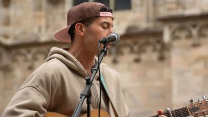 Federico Baroni durante il live in Piazza del Duomo a Milano
