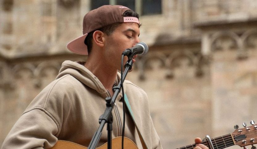 Federico Baroni durante il live in Piazza del Duomo a Milano