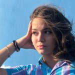 Flamen in posa davanti a un muro blu