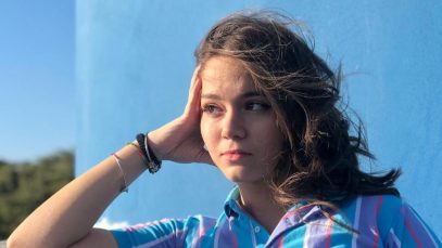 Flamen in posa davanti a un muro blu