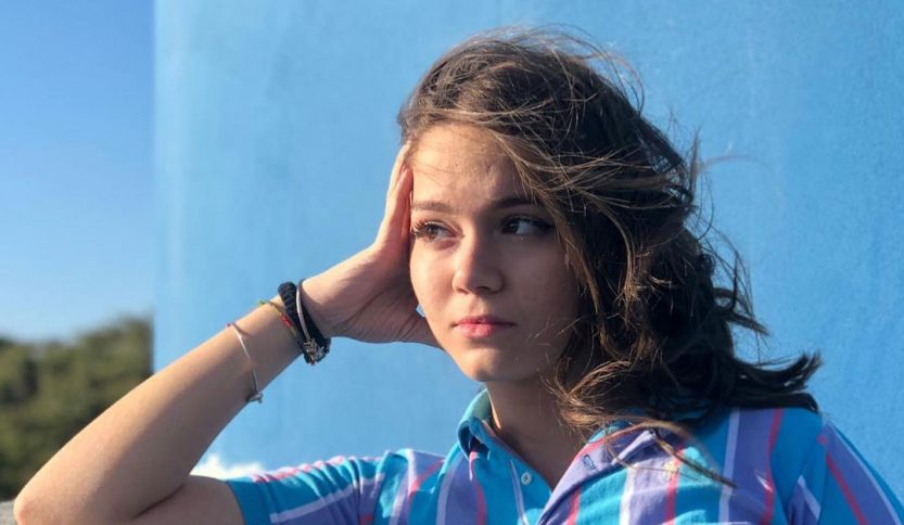 Flamen in posa davanti a un muro blu