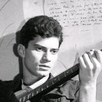 Luigi Tenco con una chitarra