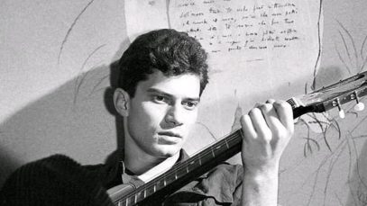 Luigi Tenco con una chitarra
