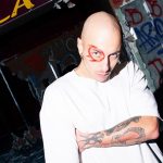 Ansiah sul set di un servizio fotografico