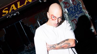 Ansiah sul set di un servizio fotografico