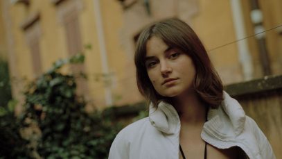 Elex in un giardino davanti a un palazzo