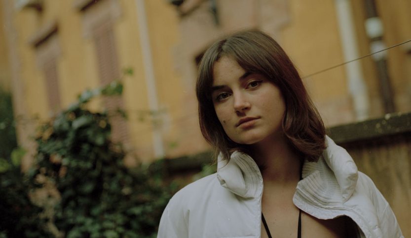 Elex in un giardino davanti a un palazzo