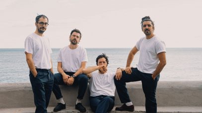 Gli Ex-Otago in riva al mare