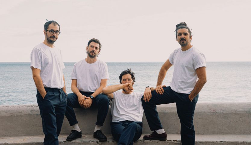 Gli Ex-Otago in riva al mare