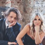 Katia Follesa e Angelo Pisani seduti su un divano