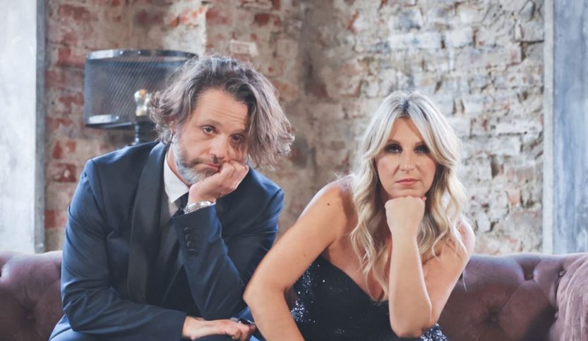 Katia Follesa e Angelo Pisani seduti su un divano