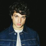 Leo Gassmann su sfondo scuro