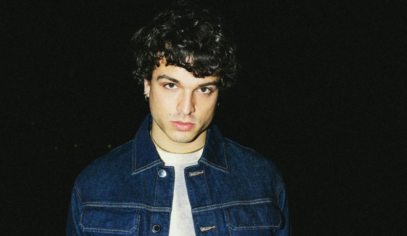 Leo Gassmann su sfondo scuro