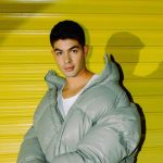 Lor3n davanti a una saracinesca gialla