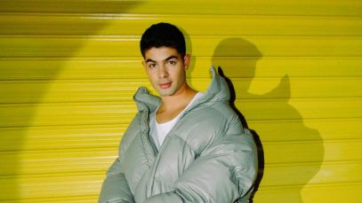 Lor3n davanti a una saracinesca gialla