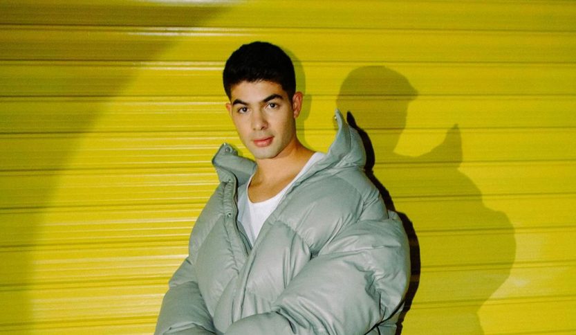 Lor3n davanti a una saracinesca gialla