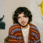 Mazzariello davanti a una parete gialla