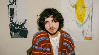 Mazzariello davanti a una parete gialla