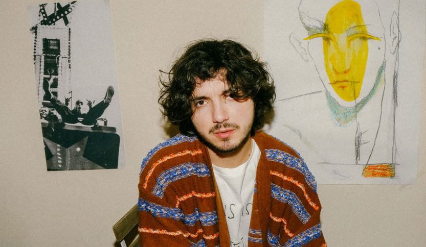 Mazzariello davanti a una parete gialla