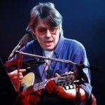 Fabrizio De Andrè con una chitarra