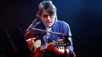 Fabrizio De Andrè con una chitarra