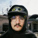 Teseghella davanti a una stazione