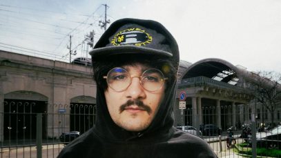 Teseghella davanti a una stazione