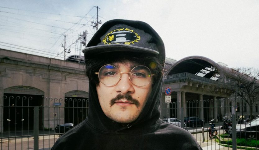 Teseghella davanti a una stazione