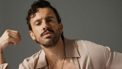 Aiello con sfondo grigio e camicia rosa