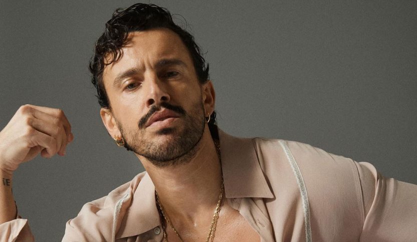 Aiello con sfondo grigio e camicia rosa