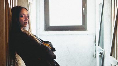 Assurditè appoggiata a una porta