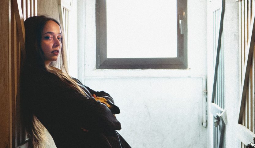 Assurditè appoggiata a una porta