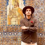 Edoardo Florio Di Grazia davanti a un mosaico