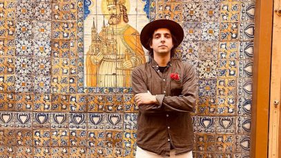 Edoardo Florio Di Grazia davanti a un mosaico